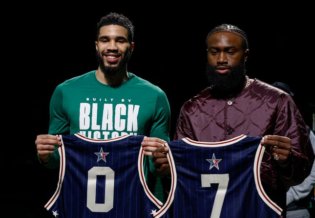 Jayson Tatum (l.) und Jaylen Brown halten ihre All-Star-Trikots hoch 